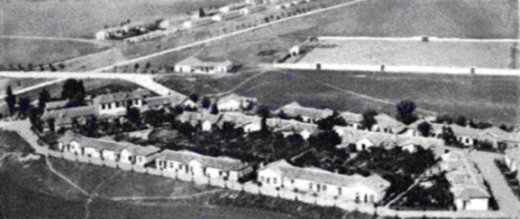 Vista aérea del Barrio I, del mercado, situado en la mitad de la imagen, el estadio a la derecha del mismo y, al fondo, los Barracones. SECEM, (año de publicación entre 1924 y 1933).
